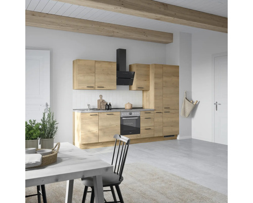 Helle Küche mit Holzoptik, Dunstabzugshaube und Essbereich
