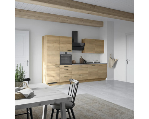 Helle Küche mit Holzoptik, Dunstabzugshaube, Backofen und Esstisch für eine freundliche Atmosphäre.