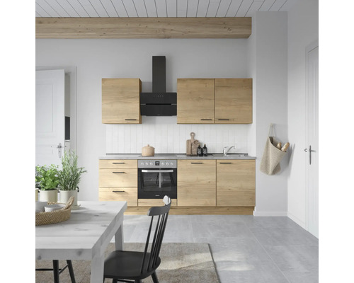 Küchenzeile mit Unterschränken, Hängeschränken, Spüle, Herd und Dunstabzugshaube in einem hellen Raum.