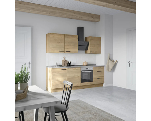 Helle Küche mit Holzoptik, Dunstabzugshaube und Esstisch