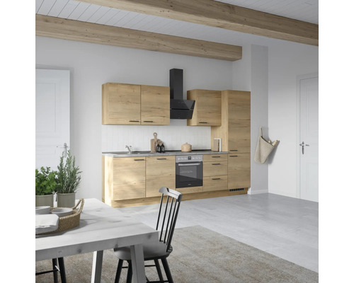 Helle Küche mit Holzfronten, Dunstabzugshaube und Esstisch im modernen Stil