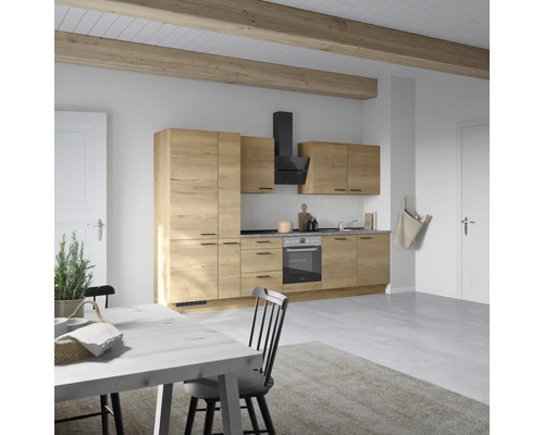 Helle Küche mit Holzoptik, Dunstabzugshaube und Esstisch