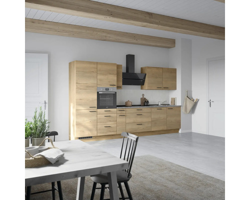 Helle Küche im Landhausstil mit Küchenschränken in Holzoptik, Dunstabzugshaube und Esstisch