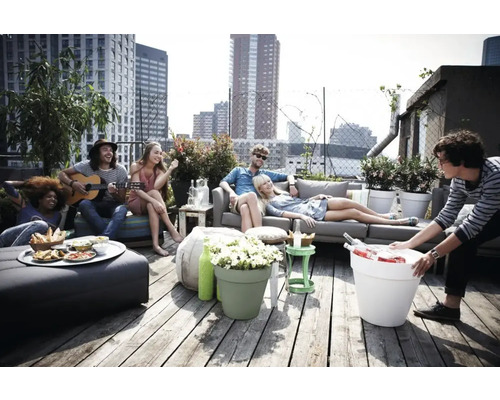 Gruppe von Menschen auf einer Dachterrasse mit Gartenmöbeln und Getränkekühler