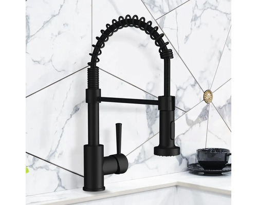 Schwarzer Küchenarmatur mit Spiralfeder und ausziehbarer Brause vor weißem Hintergrund