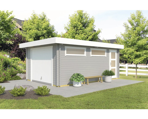 Einzelgarage Outdoor Life Canberra mit Schwingtor 422,7 x 600 cm lichtgrau Graues Gartenhaus mit Garagentor, Fenstern und Seitentür in einem Garten.