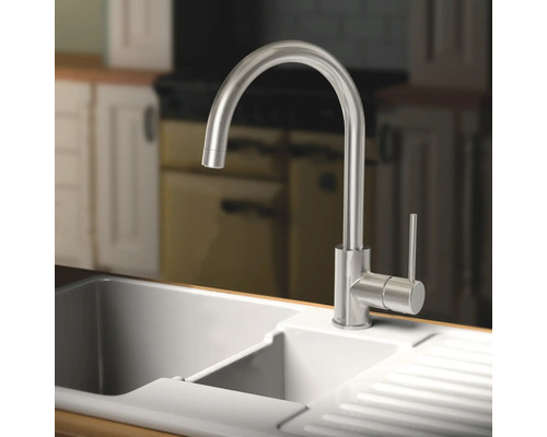 Küchenarmatur aus Metall auf einer Spüle