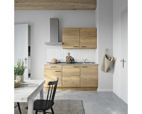 Helle Küche mit Küchenschränken in Holzoptik, Dunstabzugshaube und Esstisch.