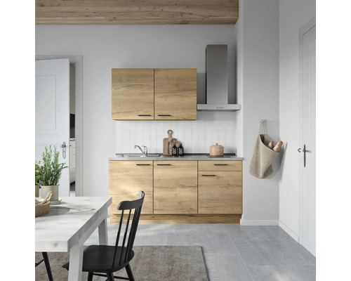 Helle Küche mit Holzelementen, Dunstabzugshaube und Esstisch