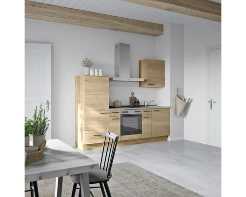Küchenzeile mit Hängeschrank, Dunstabzugshaube und Herd in hellem Holzdekor