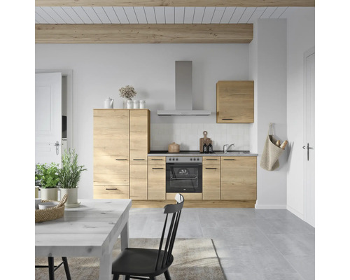 Helle Küche mit Holzoptik, Dunstabzugshaube und Esstisch