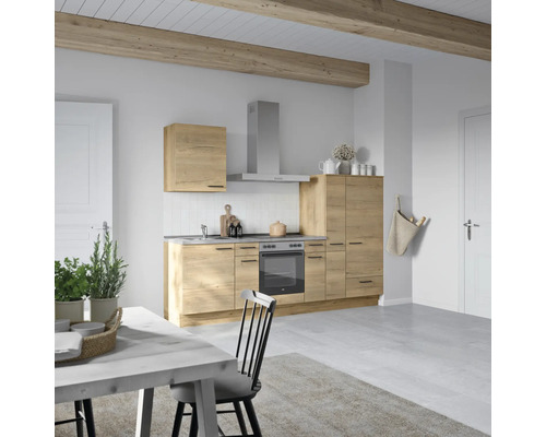 Küche im Landhausstil mit Holzfronten, Dunstabzugshaube und Esstisch
