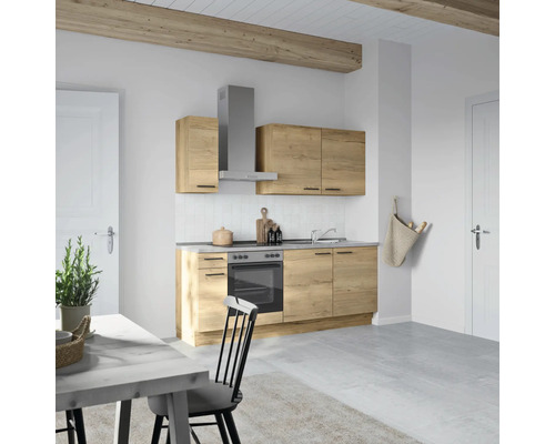 Helle Küche mit Holzstruktur, Dunstabzugshaube und Esstisch