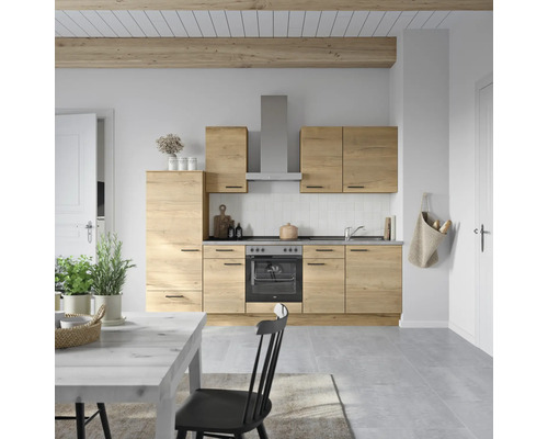 Helle Küche im Landhausstil mit Holzoptik, Arbeitsplatte, Spüle, Herd und Dunstabzugshaube