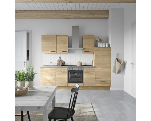 Helle Küche mit Holzoptik, Dunstabzugshaube und Essbereich
