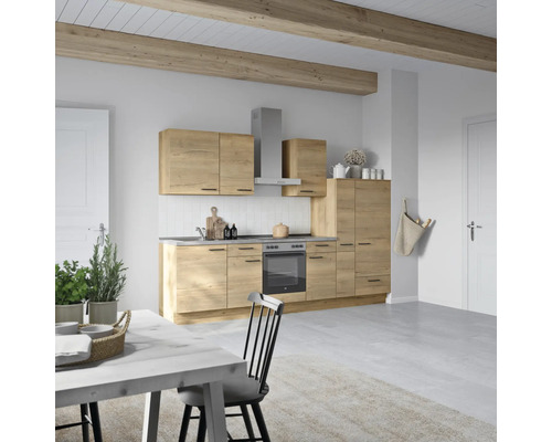 Moderne Küche mit Holzfronten, Essecke und Holzbalkendecke für ein wohnliches Ambiente.