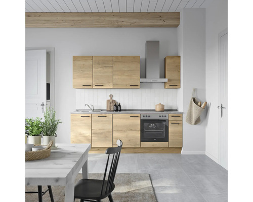 Helle Küche mit Holzoptik, Dunstabzugshaube und Esstisch