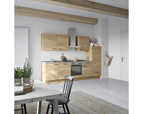 Helle Küche mit Holzoptik und Essecke im modernen Landhausstil.