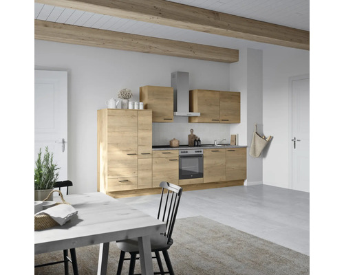 Helle Küche mit Holzfronten, Dunstabzugshaube und Esstisch