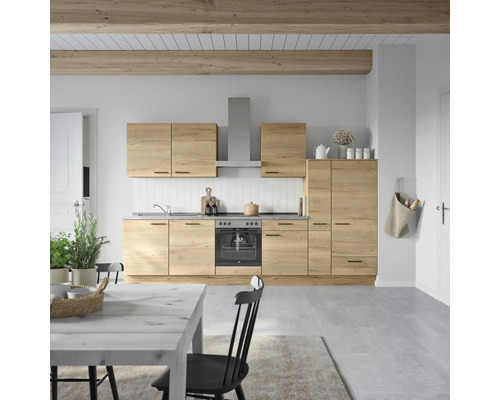 Helle Küche mit Holzoptik, Küchenschränken, Elektroherd und Dunstabzugshaube in einem hellen Raum.