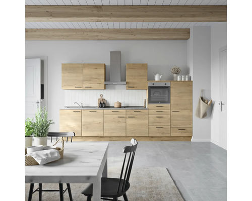Helle Küche mit Holzschränken, Edelstahlgeräten und Esstisch