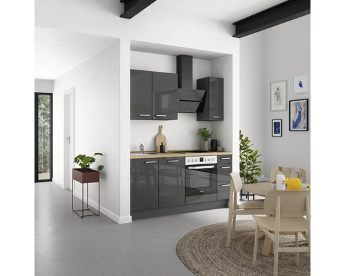 Helle Küche mit Küchenschränken, Dunstabzugshaube, Kochfeld und Esstisch