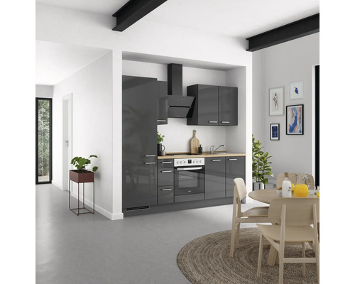 Moderne Küche mit Küchenschränken, Dunstabzugshaube und Essbereich