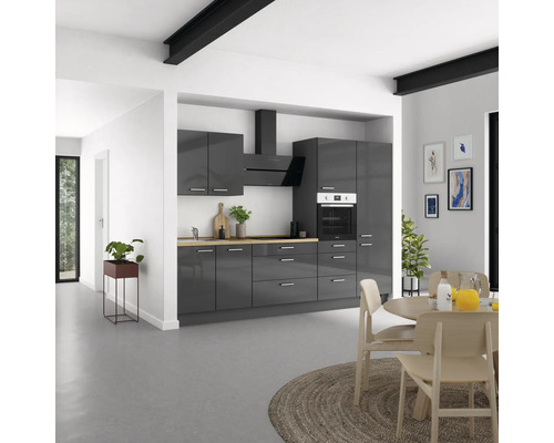 Moderne Küche mit Küchenschränken, Dunstabzugshaube und Esstisch im Esszimmer