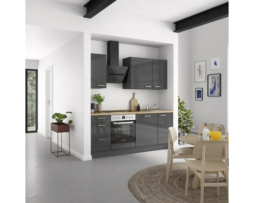 Helle Küche mit Einbauküche, Dunstabzugshaube und Esstisch