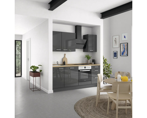 Helle Küche mit grauen Schränken, Dunstabzugshaube und Esstisch