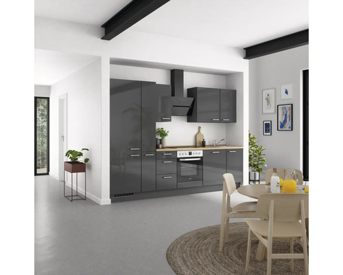 Moderne Küche mit grauen Schränken, Dunstabzugshaube, Esstisch und Stühlen in einem hellen Raum.