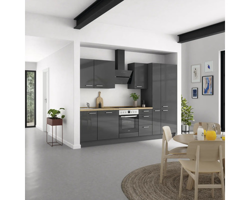 Graue Küche mit Esstisch in hellem Raum