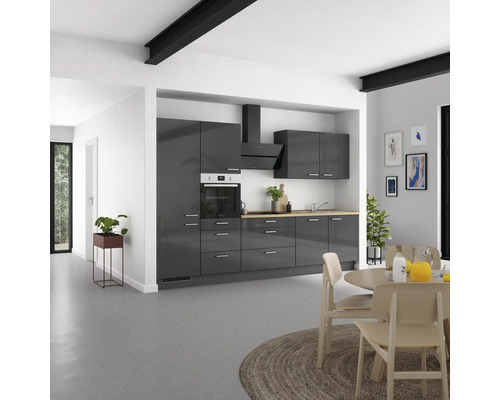 Moderne Küche mit grauen Hochglanzfronten, Dunstabzugshaube und Holzarbeitsplatte in hellem Raum