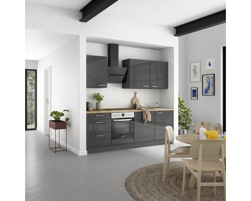 Moderne Küche mit grauen Schränken, Dunstabzugshaube und Holzarbeitsplatten.