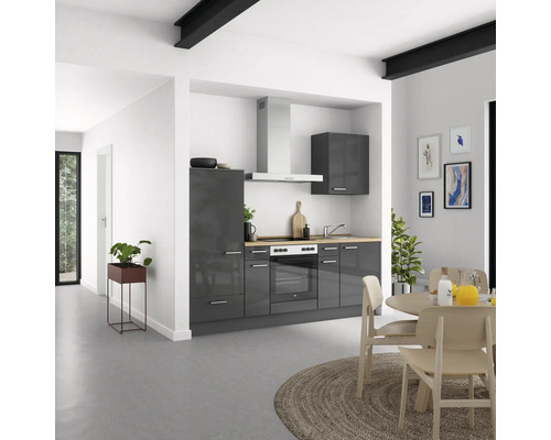 Moderne Einbauküche mit grauen Schrankfronten, Dunstabzugshaube und Kochfeld in einem hellen Raum.