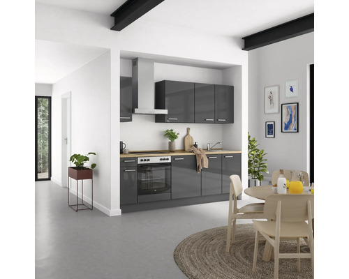 Helle Küche mit grauen Schränken, Esstisch und Stühlen.