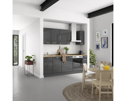 Helle Küche mit grauen Schränken, Holzarbeitsplatte und Esstisch