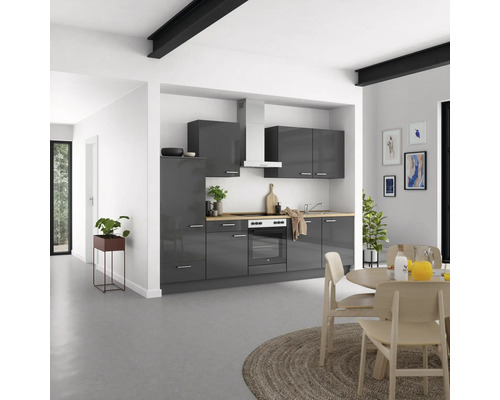 Helle, geräumige Küche mit grauen Hochglanzfronten, Arbeitsplatten aus Holz und modernen Geräten.