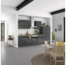 Helle Küche mit grauen Küchenschränken und Holzarbeitsplatte in einem geräumigen Zimmer