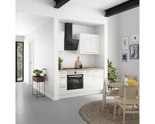 Heller Wohnraum mit Küchenzeile, Esstisch und Dekorationen