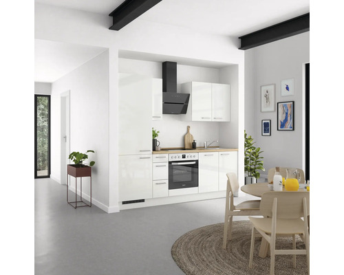 Moderne Küche mit weißen Schränken, Dunstabzugshaube und Essbereich