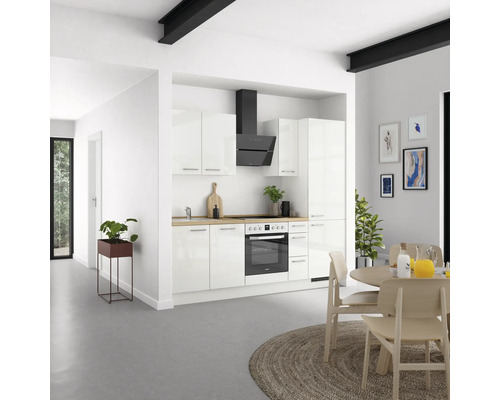 Helle Küche mit weißen Schränken, Dunstabzugshaube, Kochfeld und Essbereich