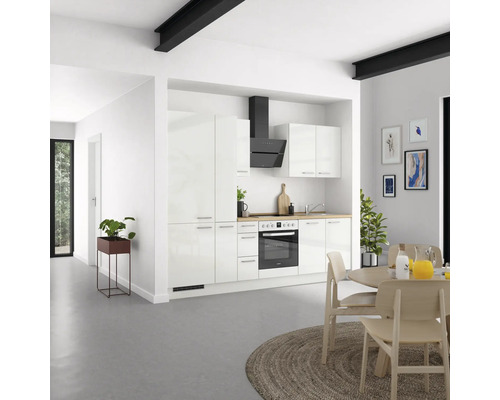 Helle Küche mit Einbauschränken, Dunstabzugshaube und Esstisch mit Stühlen