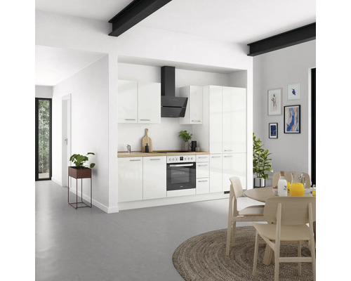 Heller Raum mit weißer Einbauküche und schwarzer Dunstabzugshaube