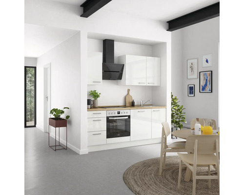 Helle Küche mit weißen Schränken, schwarzer Dunstabzugshaube und Holzarbeitsplatte in modernem Ambiente.