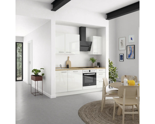 Helle Küche mit Einbauküche, Dunstabzugshaube und Esstisch