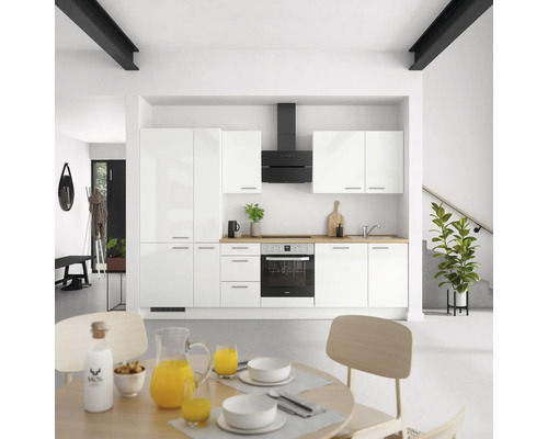 Helle Küche mit weißen Schränken, Dunstabzugshaube und Esstisch