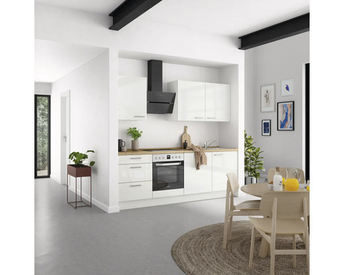 Helle Küche mit Einbauküche, Dunstabzugshaube und Esstisch