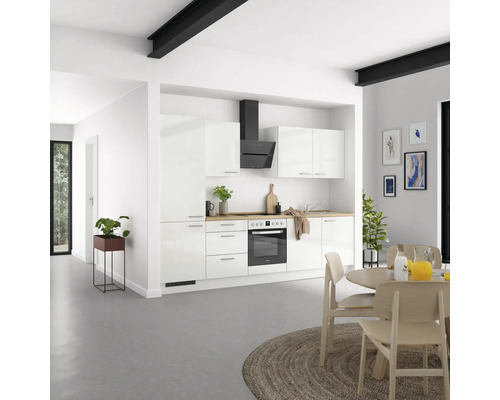 Helle Wohnküche mit weißen Küchenschränken, Dunstabzugshaube und Holzarbeitsplatte.