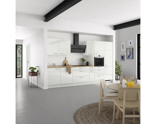 Helle Küche mit Küchenzeile, Dunstabzugshaube, Esstisch und Stühlen